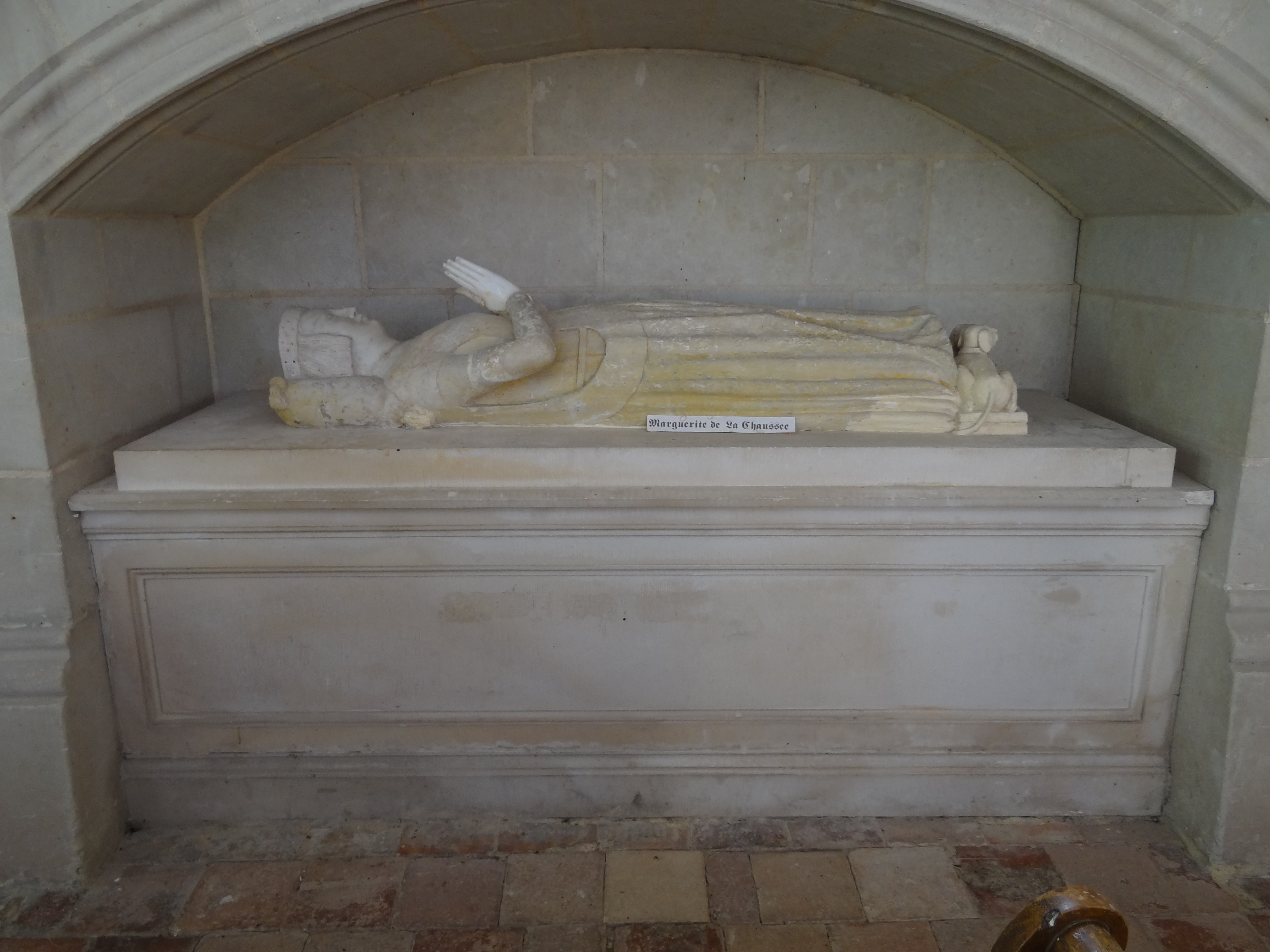 Anna Coquier : Les gisants de Pierre de Bueil et de Marguerite de la Chaussée de la collégiale Saint-Michel-et-Saint-Pierre de Bueil.